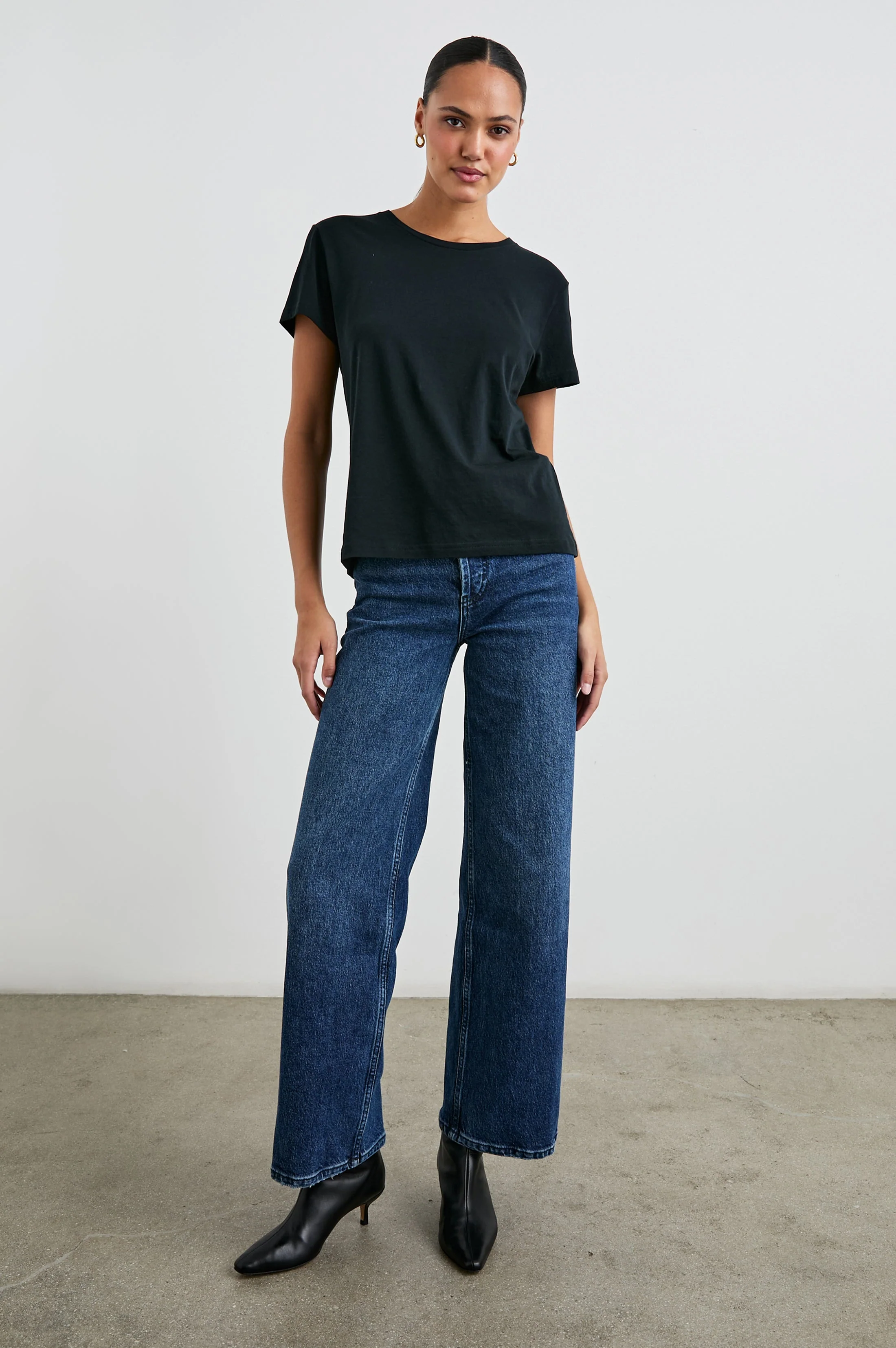 CLASSIC CREW NECK T-SHIRT - BLACK - Image 4