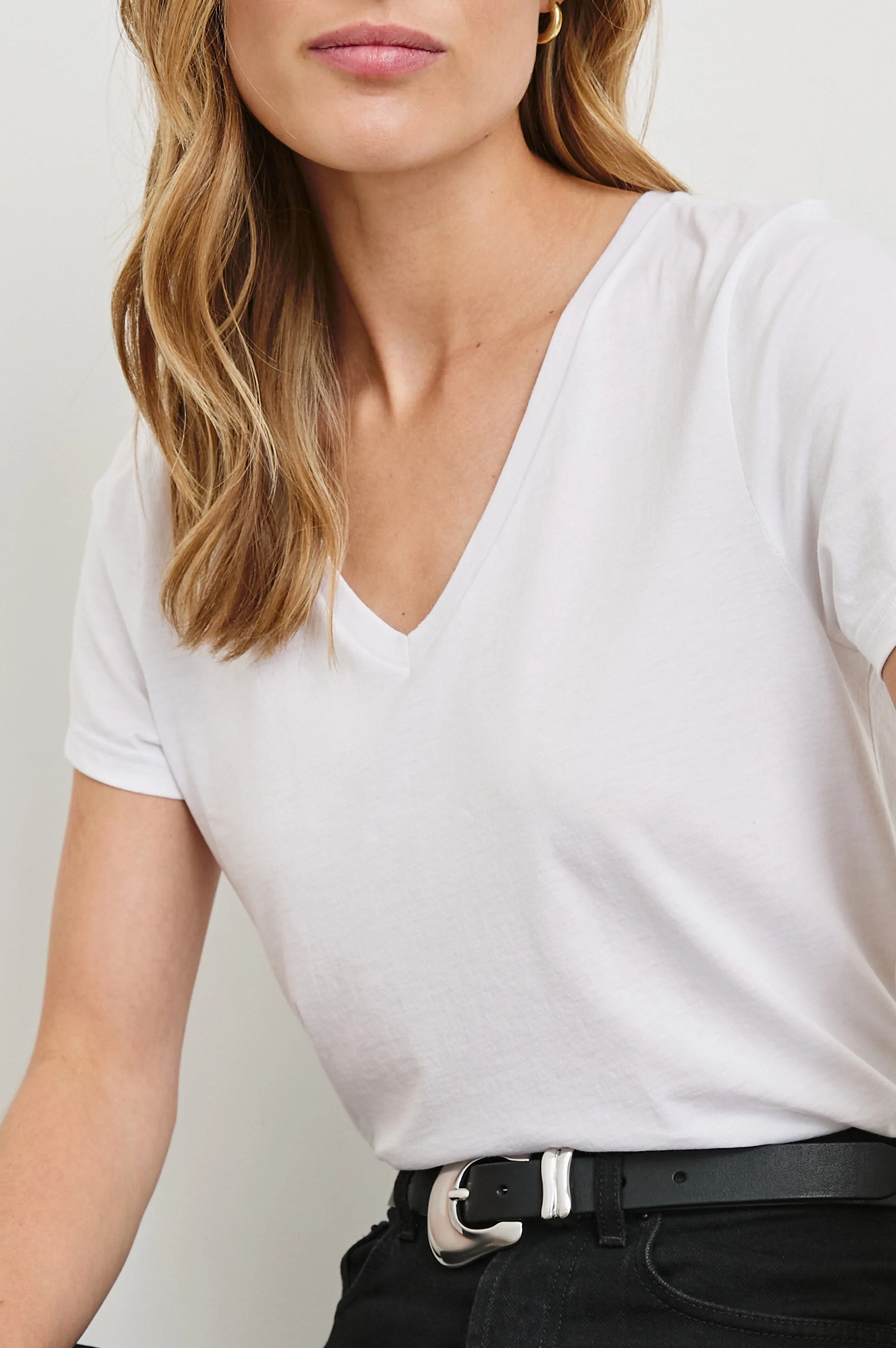 CLASSIC V NECK T-SHIRT - WHITE - Image 2