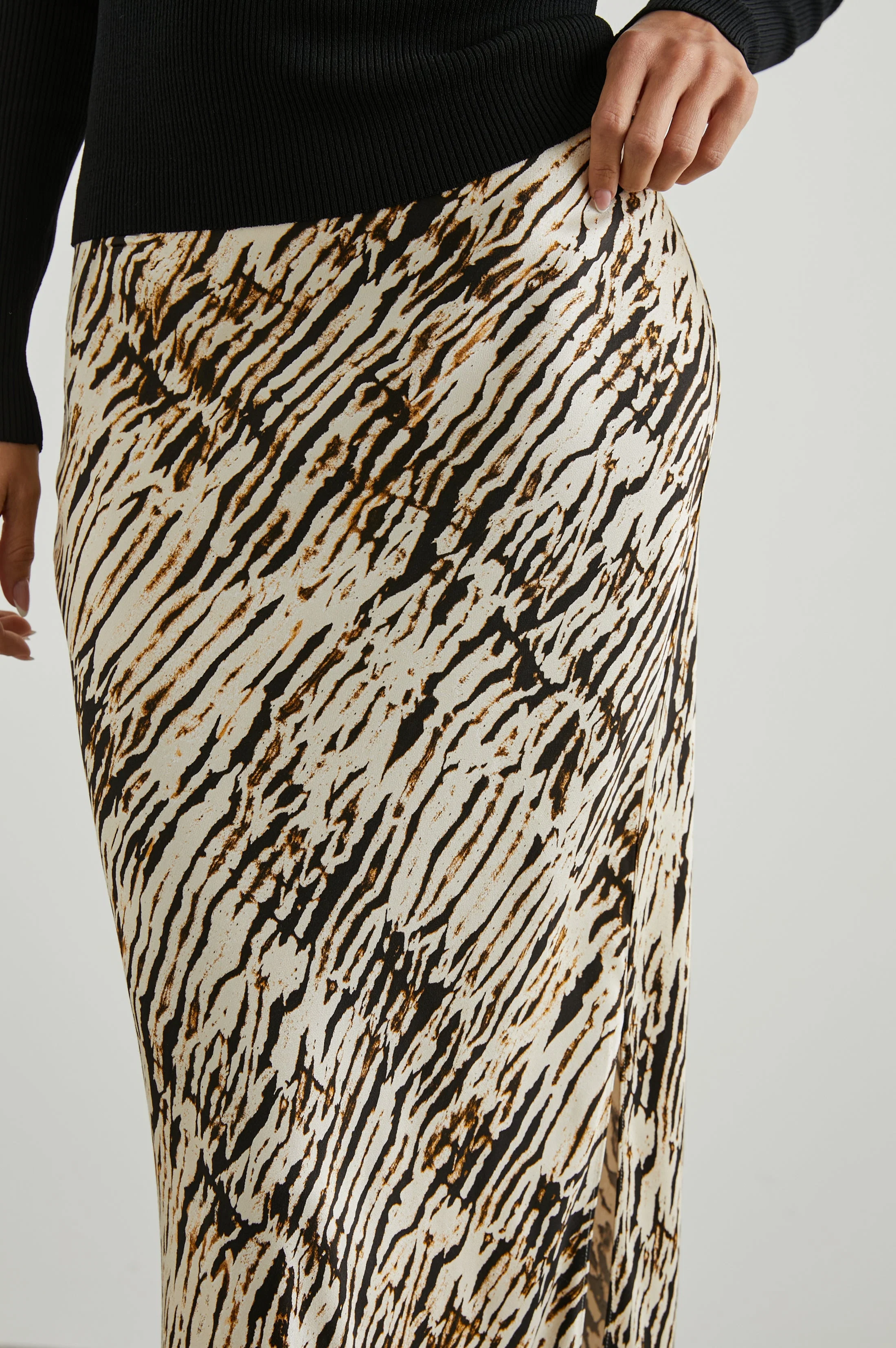 MAYA SKIRT - NEUTRAL IKAT - Image 2