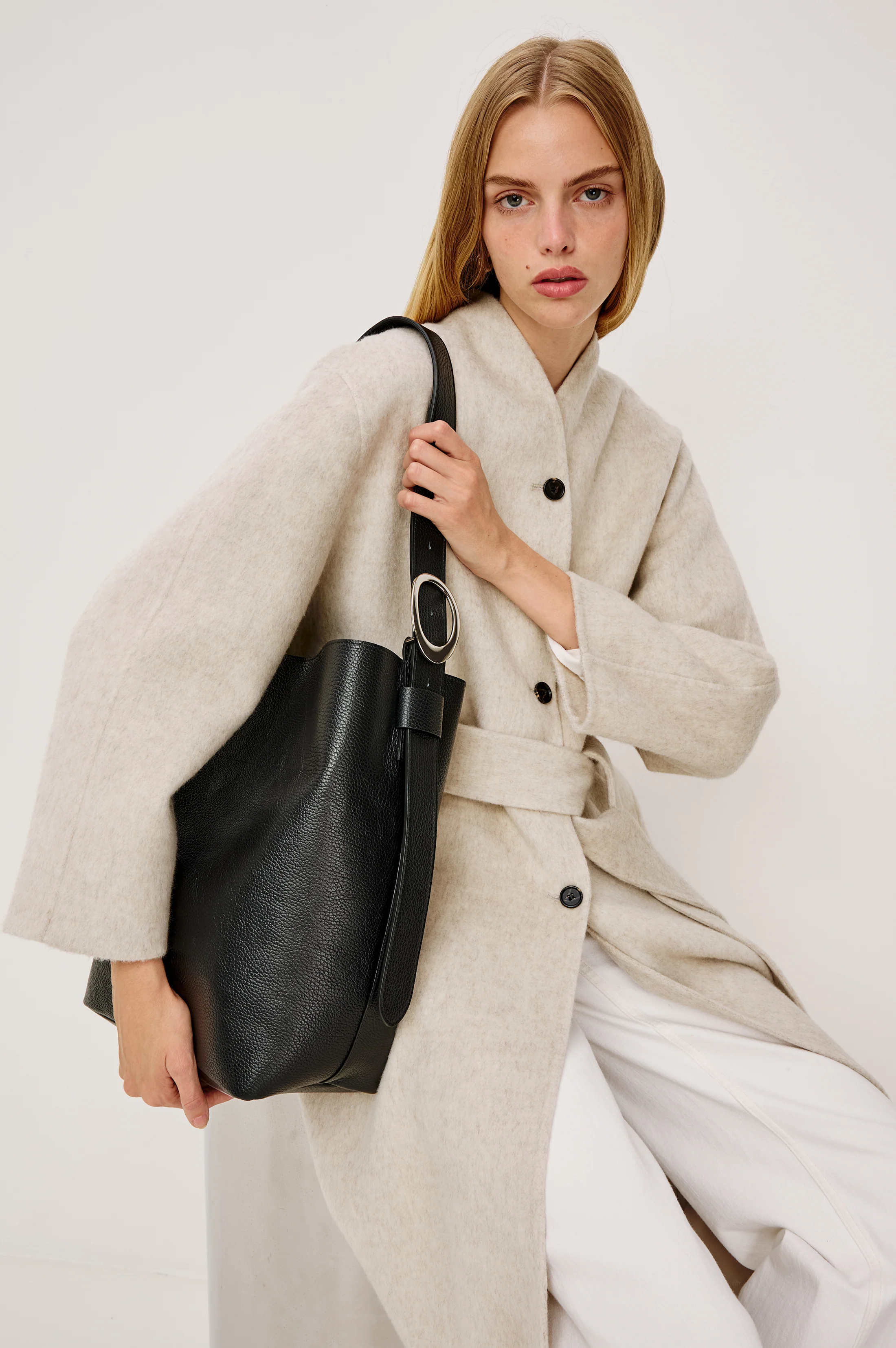TORINO BUCKET BAG - BLACK PEBBLE LEATHER - Image 5